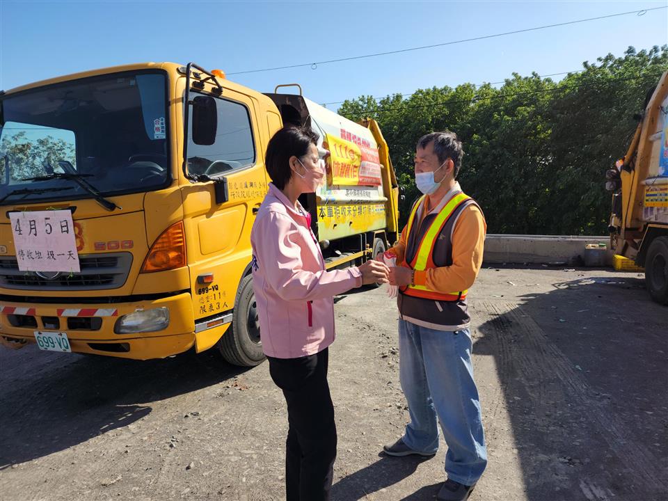 04月份鎮政活動剪影1110404清明連假期間，清潔隊照常為民服務，黃鎮長慰勞清潔隊員~辛苦了 